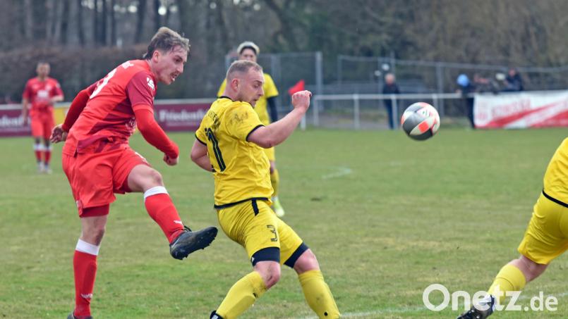 Der TSV Waldershof (links Felix Fux, Szene vom 3:2-Sieg gegen Schauenstein) trifft am Osterwochenende auf Mistelgau und Altenplos. Archivbild: Gebert