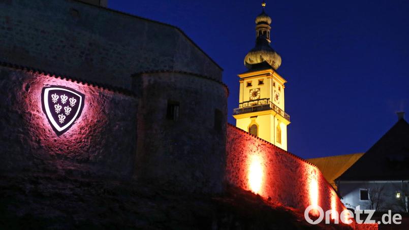 Vor allem in der dunklen Jahreszeit erzeugt die Beleuchtung ein stimmungsvolles Ambiente – hier Marienkirche und Stadtmauer von der Schanze aus. Im Sommer jedoch bleibt es so lange hell, dass die Beleuchtung kaum Nutzen hätte. Archivbild: Bernd Müller