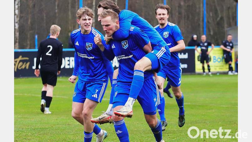 Kann der SV Etzenricht beim Doppelstart über das Wochenende wieder jubeln? Beim letzten Heimspiel verwandelte Noah Scheler nervenstark in Minute 97 einen Elfer zum Ausgleich und wurde von seinen Stürmerkollegen entsprechend gefeiert. Bild: war