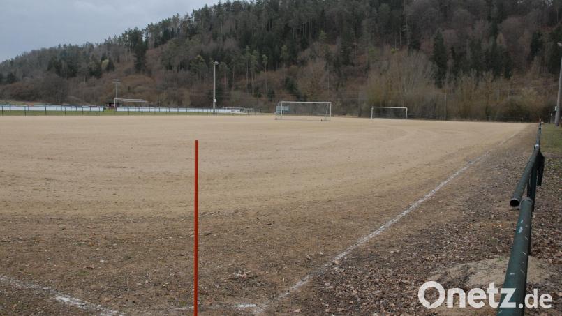 Der Sandplatz des Sportvereins Schmidmühlen verwandelt sich bald in ein Rasenspielfeld. Bild: pop