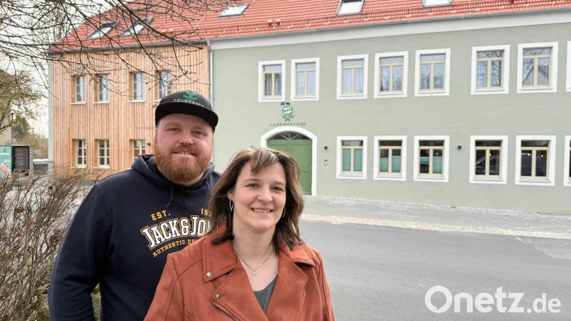 Tobias und Stephanie Grünbauer vor ihrem Landgasthof mit Metzgerei und Dorfladen. Nach fünf Jahren Planungs- und Bauzeit ist nun beides in Betrieb Bild: Gabi Schönberger