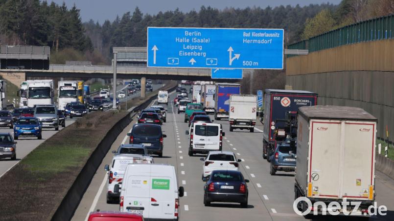 Auf vielen Autobahnen, wie hier auf der A9, herrschte am Donnerstagnachmittag reger Verkehr. Bild: Bodo Schackow/dpa