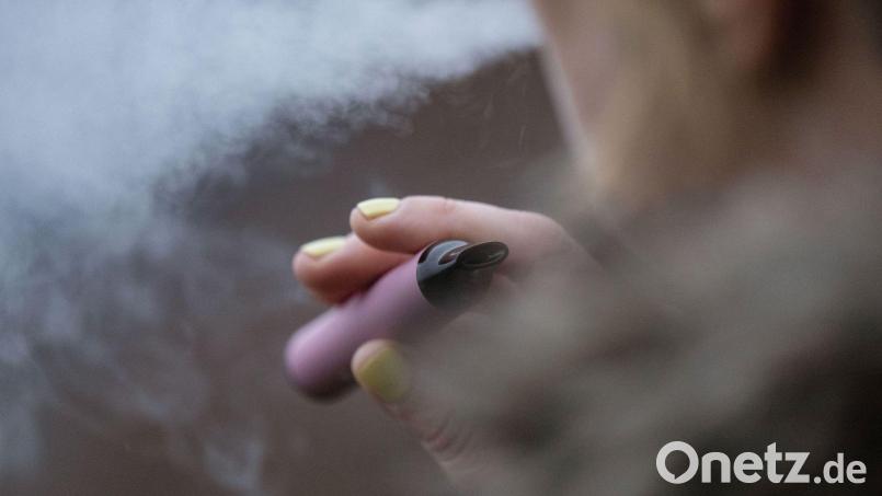 Drogen in E-Zigaretten können lebensgefährlich sein. (Symboldbild) Bild: Marijan Murat/dpa