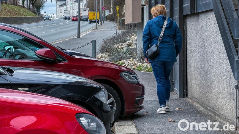 An dieser Stelle ist es richtig eng. Im Fachjargon nennt sich das "Überhang". Ein Radfahrer würde hier vermutlich nicht mehr durchpassen. Deswegen soll die Situation am Kaiser-Wilhelm-Ring beim Wingershofer Tor verbessert werden. Diskussionen gab es im Verkehrsausschuss Amberg um die wegfallenden Parkplätze. Bild: Stephan Huber