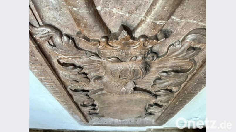 Die Grabplatte des letzten Adelsherrn von Freudenberg, Hans II. von Freudenberg, an der linken Seitenwand der Wutschdorfer Pfarrkirche. Bild: gri