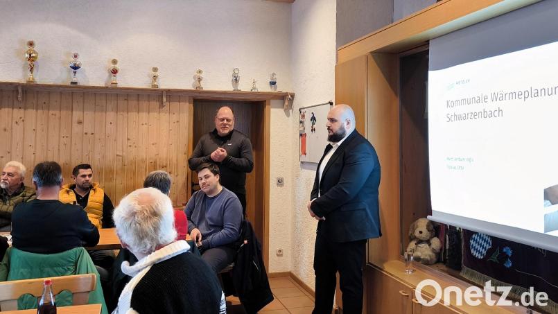 Bürgermeister Thorsten Hallmann (links, stehend) begrüßte Mert Ambarcioglu (rechts), der die Bürger aus Schwarzenbach zur kommunalen Wärmeplanung informierte. Bild: jma