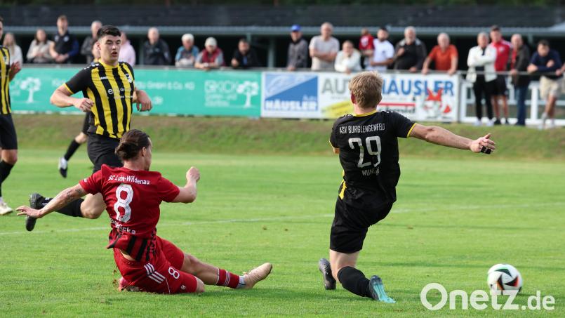 Die Spiele des SC Luhe-Wildenau gegen den ASV Burglengenfeld sahen meist den Sportclub (im Bild David Bezdicka beim Torschuss) im Vorteil. Die Positivserie soll auch am Karsamstag halten. Bild: Dieter Jäschke