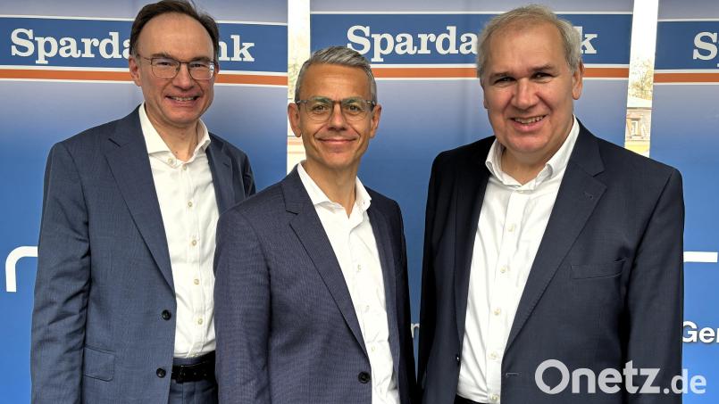 Das Vorstandsgremium der Sparda-Bank Ostbayern eG mit Werner Dollinger, Michael Gruber und Dietmar Breu (von links) zog Bilanz für das Geschäftsjahr 2025. Bild: Sparda-Bank Ostbayern eG/Gerd Baumann