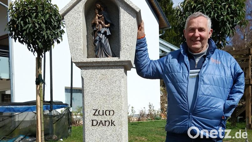 „Ein sehr schönes Marterl“, freut sich Friedrich Kick („Bauer Fritz“) aus Irchenrieth über das Kunstwerk. Er hat es aus Dankbarkeit für seine überstandene schwere Erkrankung errichten lassen. Bild:  Albert Gruber