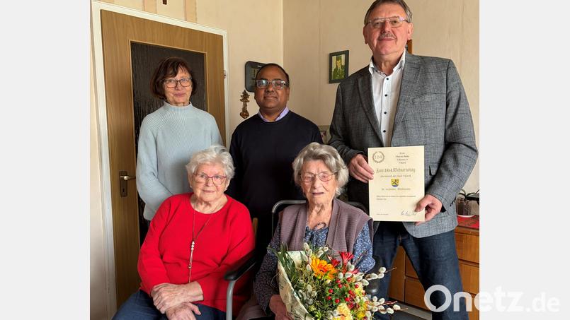 Zum 104. Geburtstag von Therese Rohe (vorne rechts) gratulierten Bürgermeister Hans-Martin Schertl, Pfarrer Hrudaya Madanu und Resi Kreuzer (von rechts) sowie Resi Regler. Bild: Stefanie Gradl