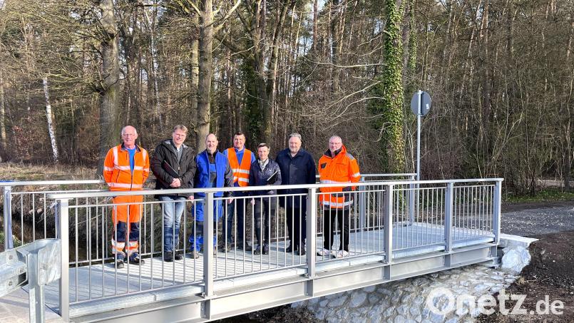 Bürgermeister Thomas Beer (Zweiter von rechts) macht sich gemeinsam mit den Projektbeteiligten ein Bild von der neuen Höllohe-Brücke. Bild: Julia Lösche