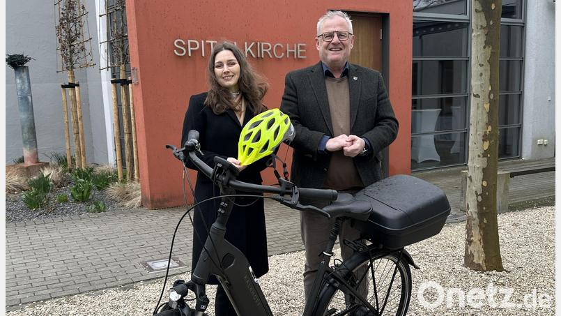 Maria Pushkareva, Klimaschutzmanagerin der Stadt Schwandorf (links) sowie Oberbürgermeister Andreas Feller (rechts) freuen sich auf zahlreiche Teilnehmende beim diesjährigen Stadtradeln. Bild: Stadt Schwandorf