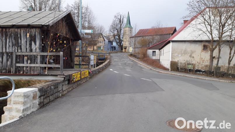 Der langersehnte Ausbau der Neugrüner Straße soll noch heuer beginnen. Ein großes Problem ist die Versetzung der Stützmauer am Schnaitbach (im Bild links). Das Bild zeigt die Neugrüner Straße vom Rathaus in Richtung Kriegergedächtniskapelle. Bild: wkr