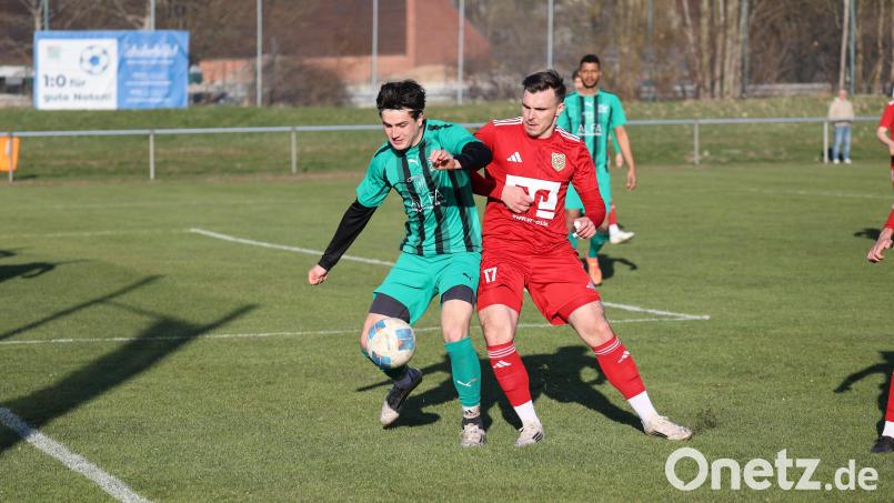 Paul Siegert (links) vom FC Weiden-Ost gegen Hahnbachs Michael Hirschmann. Der SVH siegte an Gründonnerstag mit 2:1. Bild: Dieter Jäschke