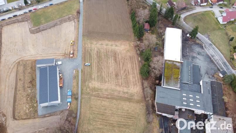 Auf Grundstücken an der Bergstraße in Plößberg herrscht seit einigen Tagen rege Bautätigkeit. Anwohner im Gebiet Am Lerchenfeld wundern sich, was dort vor sich geht – und ob das alles korrekt ist. Bild: Markus Melzner