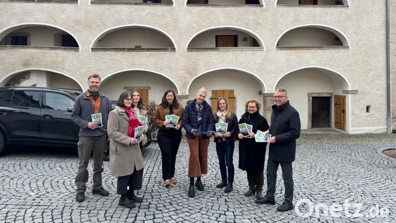 Bürgermeister Franz Stahl mit den Gästeführerinnen Cornelia Stahl und Christina Zapf, Tourist-Info-Mitarbeiterin Susanne Stich, der Leiterin Tourist-Info/MQ Birgit Plößner, der stellvertrenden Leiterin der Tourist-Info Jessica Hecht, Tourist-Info-Mitarbeiterin Petra Römer sowie Stadtförster Stefan Gradl (von rechts) bei der Präsentation der Gästeführerbroschüre vor den Historischen Arkaden. Bild: Stadt Tirschenreuth / Mirko Streich