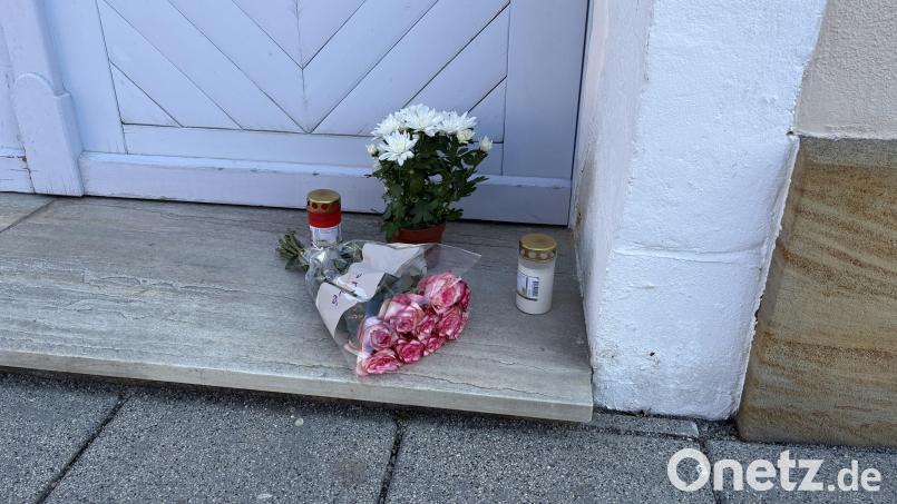Vor der Zahnarztpraxis im Landkreis Amberg-Sulzbach stehen am Donnerstagvormittag Grabkerzen und Blumen. Bild: Jona Lang