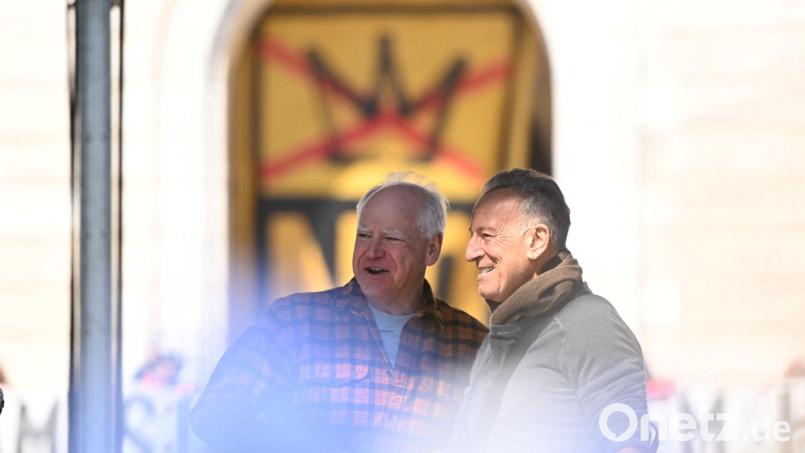 Donald Trump (nicht im Bild) teilt erneut gegen Bruce Springsteen (rechts, mit Gouverneur Tim Walz) aus. (Archivbild) Bild: Tom Baker/FR172309 AP/AP/dpa