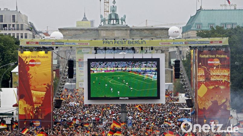 Tausende Zuschauer verfolgen 2006 auf der Fanmeile am Brandenburger Tor in Berlin das WM-Fußballspiel zwischen Deutschland und Argentinien. (Archivfoto) Bild: Marcel Mettelsiefen/dpa