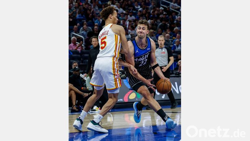 Franz Wagner (rechts) hat erstmals seit dem Europa-Trip der Orlando Magic wieder gespielt. Bild: Kevin Kolczynski/AP/dpa