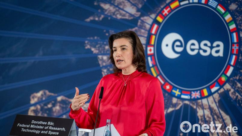 Bundesraumfahrtministerin Dorothee Bär (CSU) setzt auf eine deutsche Teilnahme bei einer künftigen Mond-Mission. (Archivbild) Bild: Sina Schuldt/dpa