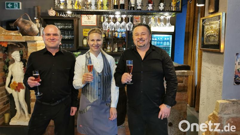Inhaber Saša Nikić (rechts) freut sich mit Daria Astafiefa und Andrii Vysotskii auf zahlreiche Gäste im neuen Restaurant mit griechisch-mediterraner Küche. Bild: Portner