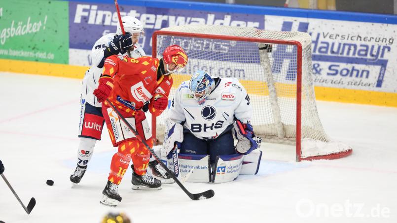 Michael McNiven im Tor der Blue Devils Weiden verteidigt mit Calvin Pokorny (links) einen Angriff des ESV Kaufbeuren. Bild: Benjamin Lahr