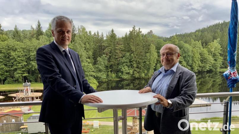 Vor fünf Jahren startete die erfolgreiche Zusammenarbeit: Der Pächter des Restaurants am Gaisweiher, Hans-Rudolf Hüttel (rechts) und Bürgermeister Thomas Meiler bedauern, dass Ende Mai das Pachtverhältnis endet. Archivbild: Gabi Eichl