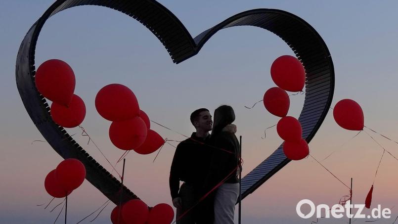 Damit eine Beziehung funktionieren kann, ist gegenseitiges Vertrauen und Freiräume lassen wichtig, meint Lisa Sebald. Symbolbild: Petros Karadjias/AP/dpa