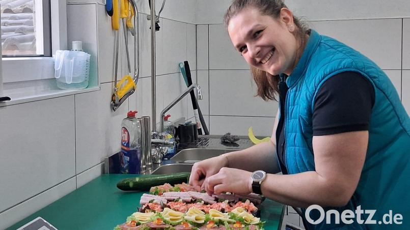 Jaqueline Jettke bei der Gestaltung einer Häppchen-Platte: 2025 gründete sie in Pechbrunn einen Partyservice. Bild: Doris Scharnagl-Lindinger