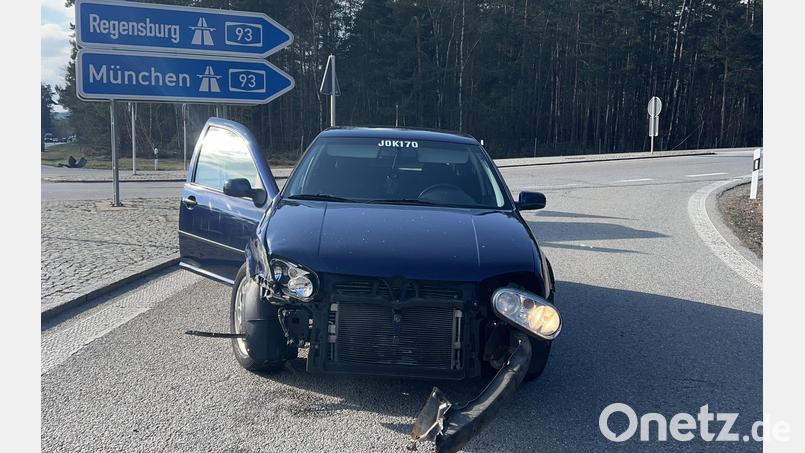 Ein etwa 30-jähriger Mann versuchte bei der Autobahnauffahrt Schwandorf Süd einen Unfall. Er krachte beim Fahrsstreifenwechsel in das Auto eines 51-Jährigen. Die Männer blieben unverletzt, an den Fahrzeugen entstand ein Schaden von 30.000 Euro. Symbolbild: Polizeiinspektion Schwandorf