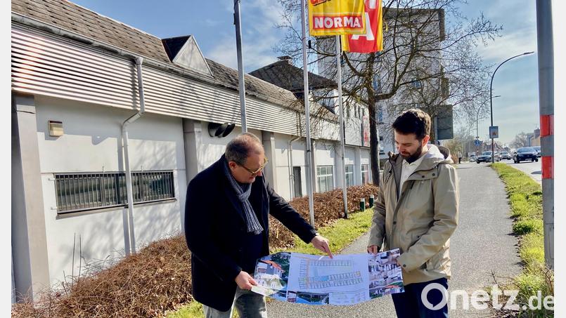 Architekt Georg Zunner (links) und AHS-Geschäftsführer Jonas Schwarzer bauen direkt neben der Amberger OTH ein Studentenwohnheim mit rund 200 Plätzen. Und zwar dort, wo heute Norma und Kik zu finden sind. Bild: Andreas Ascherl