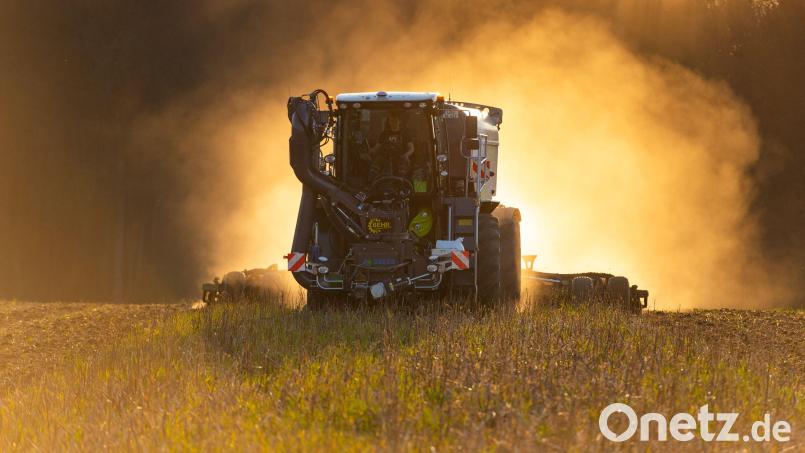 Der Krieg im Iran hat Auswirkungen auf die Düngerpreise – betroffen davon sind auch die Landwirte im Landkreis Schwandorf. Symbolbild: Philipp Schulze/dpa