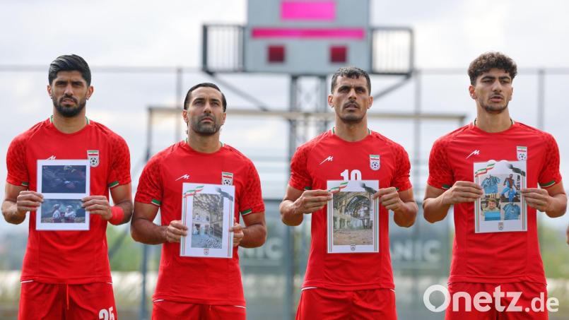 Iranische Fußball-Nationalspieler präsentierten zuletzt vor einem Testspiel Bilder, die im Krieg getötete Kinder zeigen sollen. (Archivbild) Bild: Riza Ozel/AP/dpa