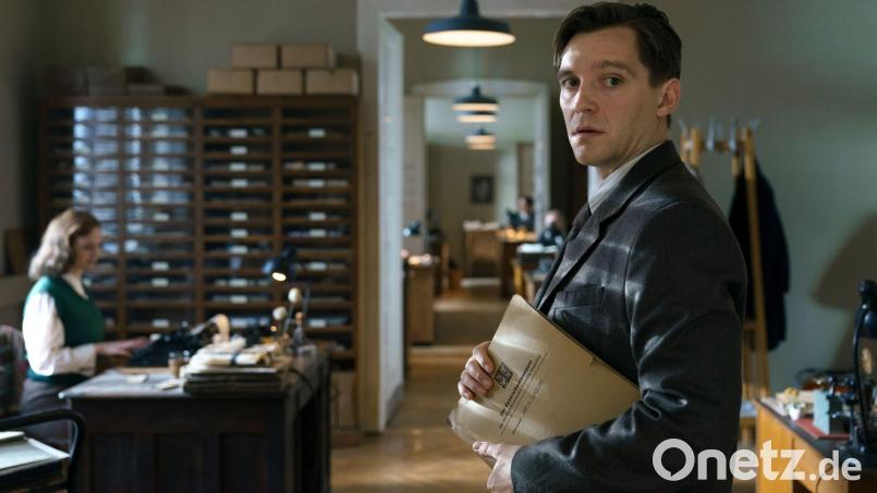 Für Jonas Nay, bekannt aus „Deutschland 83“, bedeutete die Rolle des Kripo-Ermittlers Jan Morava eine doppelte Herausforderung. Bild: Christopher Schier/ARD Degeto Film/dpa