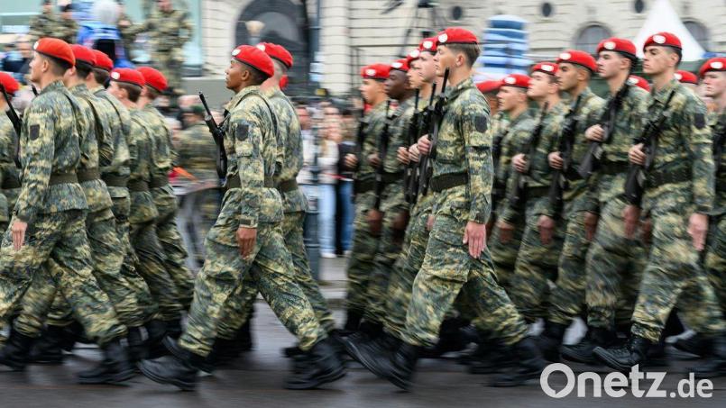 Ein Gericht entschied: Auch Männer in der österreichischen Armee dürfen eine Pferdeschwanz-Frisur tragen. (Symbolbild) Bild: Max Slovencik/APA/dpa