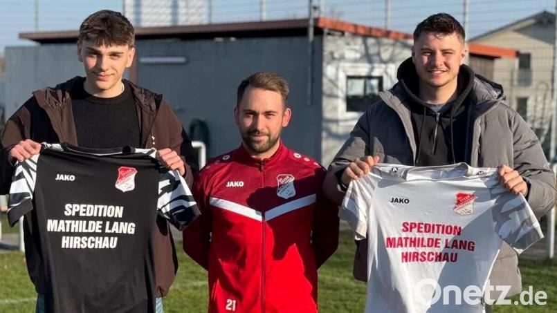 Sportlicher Leiter Nikolei Dürbeck (Mitte) stellt die Neuzugänge Max Völlger (links) und Timo Rubenbauer vor. Bild: Markus Kipry