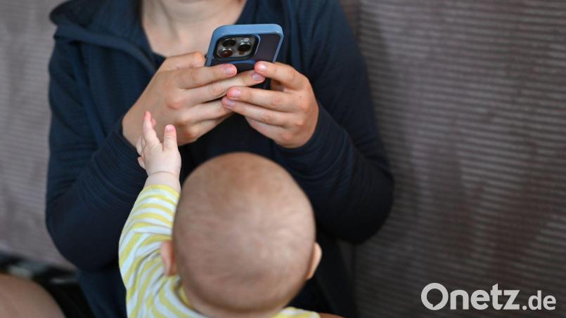 Bildschirme ziehen auch Babys oft magisch an - aber die Familienministerin warnt. (Symbolbild) Bild: Elisa Schu/dpa
