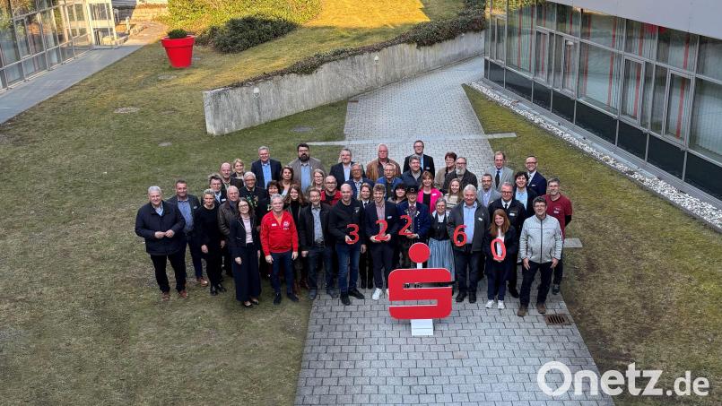 Die Spendenempfänger mit den Sparkassenvorständen Thomas Pickel (hinten rechts) und Sonja Kalb (vorne links), Landrat Richard Reisinger (stellvertretender Verwaltungsratsvorsitzender), Oberbürgermeister Michael Cerny (Verwaltunsgratsvorsitzender) und Stefan Frank (stellvertretender Verwaltungsratsvorsitzender; hinten, Erster, Sechster und Siebter von links). Bild: Sparkasse Amberg-Sulzbach/Kathrin Schmidt