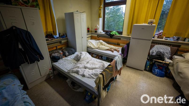 Durch die Schließung besonders teurer Unterkünfte will der Freistaat möglichst viel Geld sparen. (Symbolfoto) Bild: Peter Kneffel/dpa