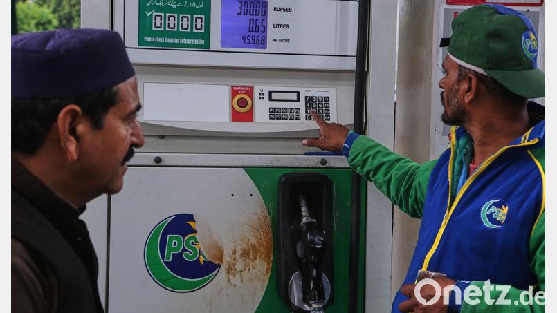Spritpreise in Pakistan steigen wegen der Folgen des Iran-Kriegs massiv. Bild: Muhammad Sajjad/AP/dpa