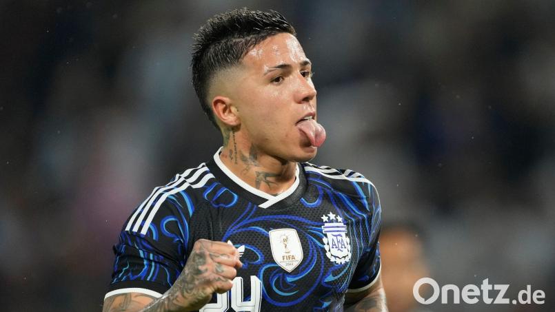 Enzo Fernandez hat nach umstrittenen Aussagen ein Problem. (Archivbild) Bild: Gustavo Garello/AP/dpa