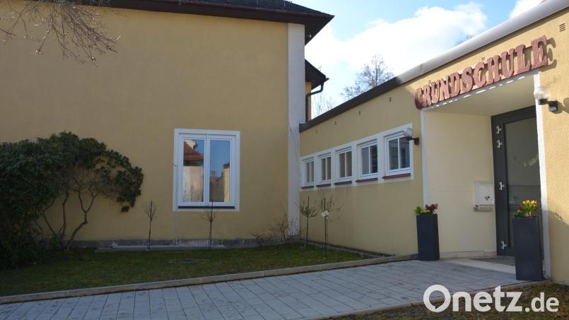 Dort, wo jetzt noch ein Fenster im Rathaus ist (Hintergrund), soll bald der Hauptzugang erfolgen. Das Fenster und die Brüstung werden herausgebrochen und ein barrierefreier Zugang geschaffen. Links neben den neuem Eingang soll eine WC-Anlage gebaut werden. An Kosten rechnet die Gemeinde mit rund 100.000 Euro. Rechts ist der der Haupteingang zur Grundschule zu sehen. Bild: jr