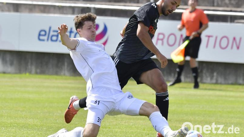 Alexander Moratz (links) von der DJK Gebenbach setzt in dieser Szene gegen Ilhami Medineli (rechts) von Fortuna Regensburg zur Grätsche an. In einem Pokalspiel vor der laufenden Saison unterlag Gebenbach gegen die Fortunen mit 0:3 - was man im Punktspiel am Ostermontag korrigieren möchte. Bild: Hubert Ziegler