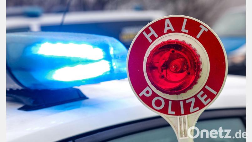 Die Polizei entdeckt die vier Welpen bei einer Kontrolle auf der A3. (Symbolbild) Bild: Jan Woitas/dpa