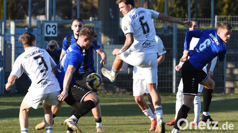Christoph Fenninger (Zweiter von links) und Niklas Lang (rechts) sorgen für Gefahr vor dem Erlangener Tor. Bild: Gerd Büttner