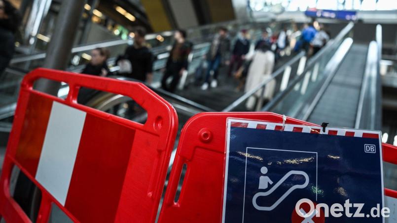 Die allermeisten Rolltreppen im Berliner Hauptbahnhof fahren nach Angaben der Bahn wieder. (Archivbild) Bild: Britta Pedersen/dpa