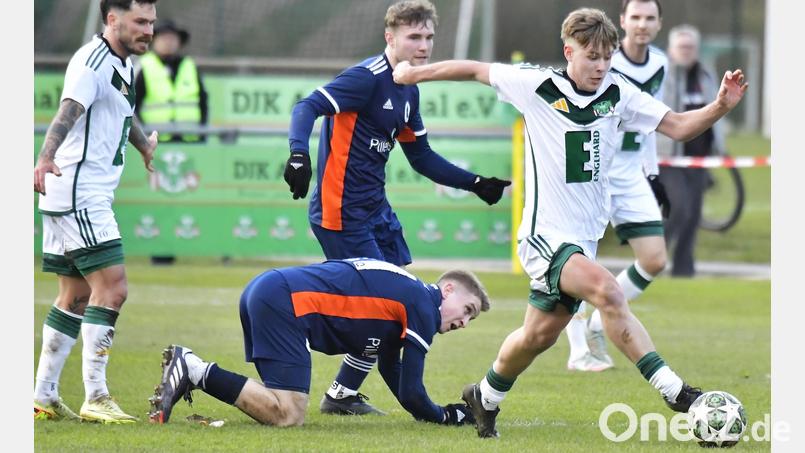 Noah Pirner (rechts) von der DJK Ammerthal bleibt hier in Ballbesitz und lässt seinem Fürther Gegenspieler das Nachsehen. Die DJK Ammerthal will auch am Karsamstag in einem erneuten Heimspiel gegen den TSV Neuendettelsau wie gegen die SG Quelle Fürth als Sieger vom Platz gehen. Bild: Hubert Ziegler