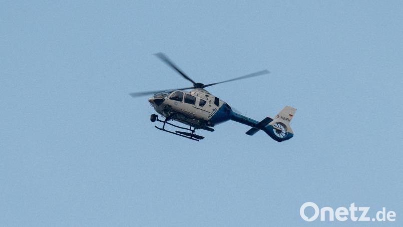 Die Polizei fahndete mit einem Polizeihubschrauber nach den mutmaßlichen Tätern. (Symbolbild) Bild: Armin Weigel/dpa