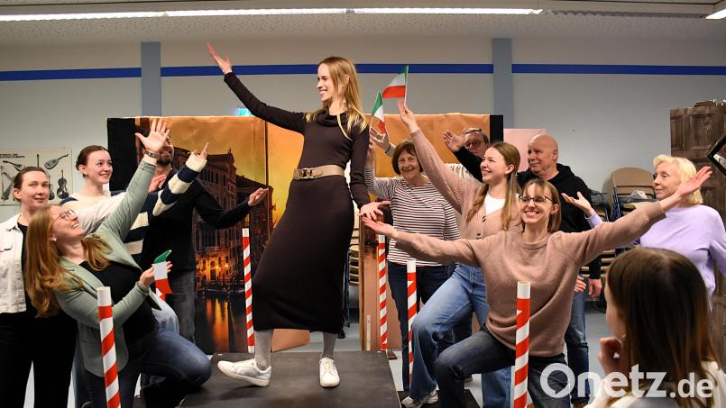 Das Ensemble mit Spielleiterin und Kreismusikschulleiterin Laura Demjan (Mitte) übt seit Wochen schon auf der kleinen Bühne im Probensaal. Bild: ubb